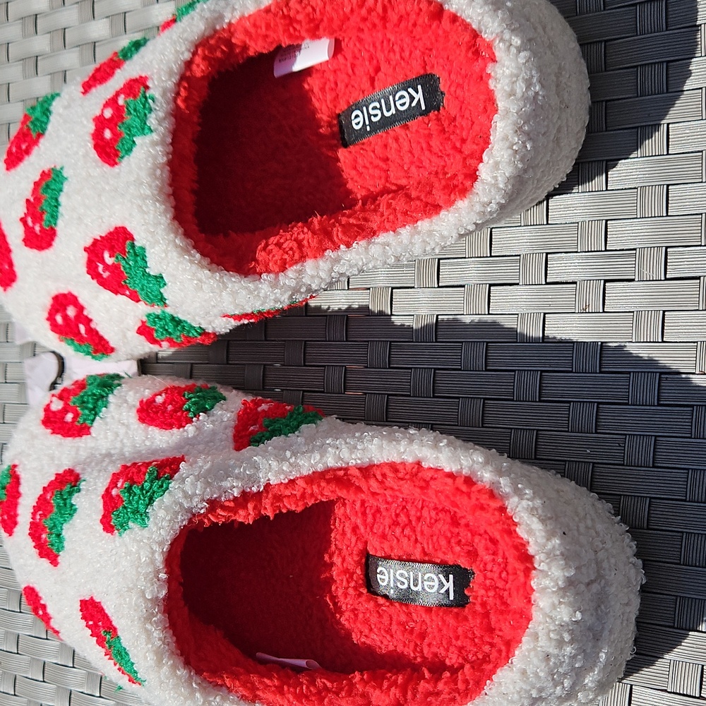 NEW WITH TAGS Kensie Size 6/7 Ivory Red Strawberries Fuzzy Memory Foam Slippers - Picture 13 of 17